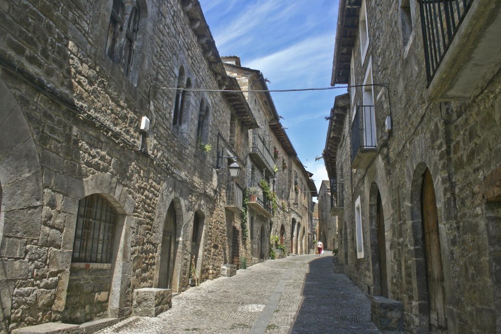Los diez pueblos medievales mejor conservados de España Ainsa-Rue-1024x683