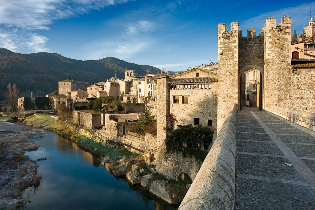 Los diez pueblos medievales mejor conservados de España Besalú-Girona-1024x682
