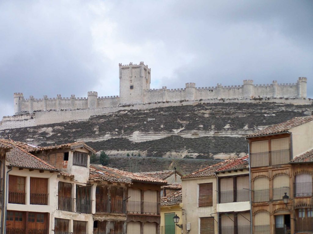 Los diez pueblos medievales mejor conservados de España Castillo_peñafiel_desde_plaza_coso_valladolid-1024x768